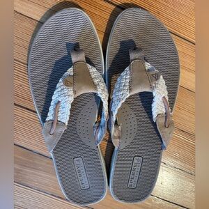 Sperry Tan and Cream Flip Flops